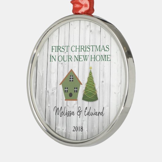 私達の新しい家のshiplapの巣箱の初めてのクリスマス メタルオーナメント (左)