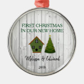 私達の新しい家のshiplapの巣箱の初めてのクリスマス メタルオーナメント (正面)