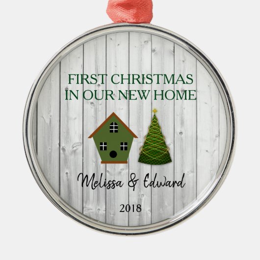 私達の新しい家のshiplapの巣箱の初めてのクリスマス メタルオーナメント (正面)