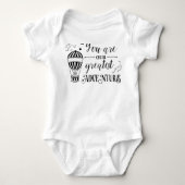 私達の最も素晴らしい冒険のベビーのワイシャツ1のpiecです ベビーボディスーツ (正面)