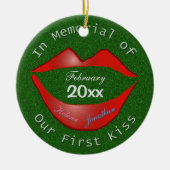 私達の最初キスの記念物でおもしろい セラミックオーナメント (正面)