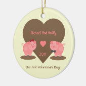 私達の最初バレンタインデーのブタおよびハート セラミックオーナメント (左)