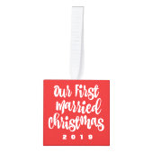 私達の最初結婚したなクリスマスの日付がついた結婚祝いの赤 キューブオーナメント (正面)