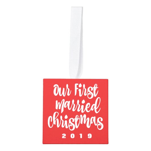 私達の最初結婚したなクリスマスの日付がついた結婚祝いの赤 キューブオーナメント (正面)