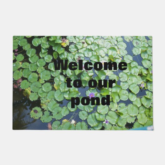私達の池へのスイレンのパッドの歓迎 ドアマット (正面)