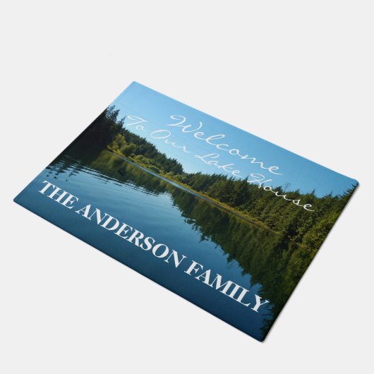 私達の湖の家のパーソナライズなドア・マットへの歓迎 ドアマット (アングル)