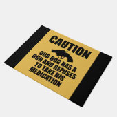 私達の犬に銃があります ドアマット (アングル)