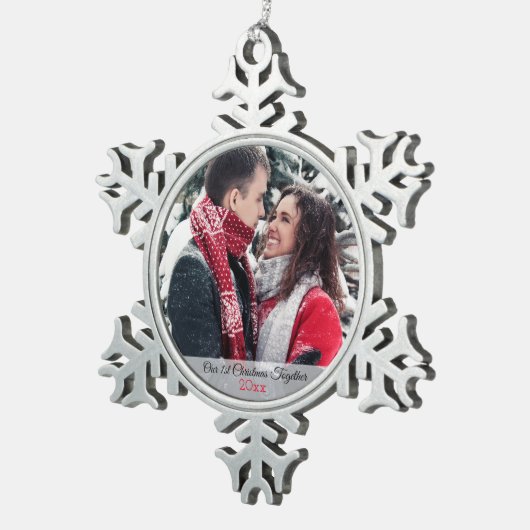 私達の第1一緒のクリスマスの写真 スノーフレークピューターオーナメント (右)