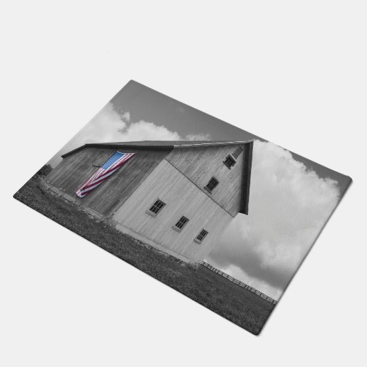 私達の農家の旗-米国旗が付いている納屋 ドアマット (アングル)