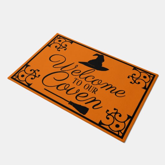 私達のCovenの魔法使いの帽子及びほうきへの歓迎 ドアマット (アングル)