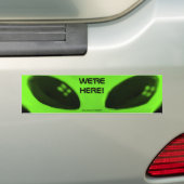 私達はここにいます! w/wordsのバンパーステッカー バンパーステッカー (車上)