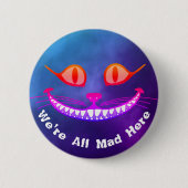 私達はすべての不機嫌のここに紫色のチェシャー猫の不思議の国います 缶バッジ (正面)