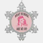 私達はどんな数ついているかBuncoのレトロの女性か。 スノーフレークピューターオーナメント (正面)