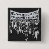 私達はまだなりませんこのがらくたを抗議しなければ私を信じることができません 缶バッジ (正面)