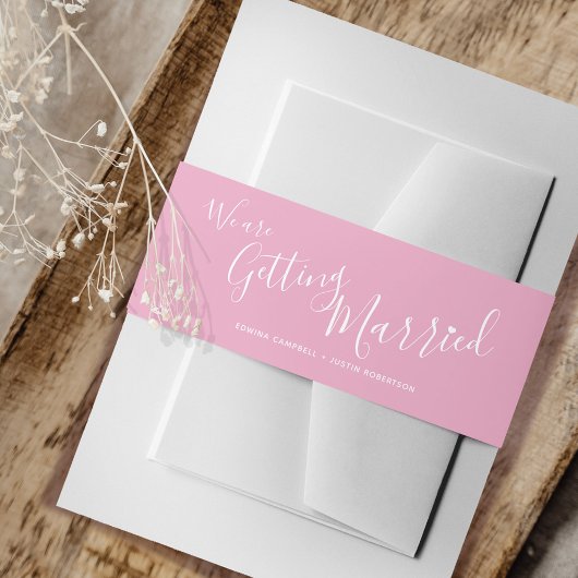 私達はピンクの白い結婚式を結婚しています 招待状ベリーバンド