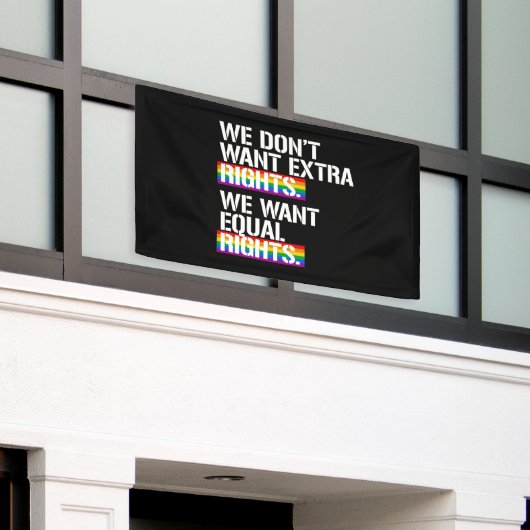 私達は余分権利がほしいと思いません-私達は等しい権利がほしいと思います 横断幕 (ビルの外側)
