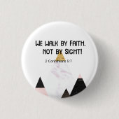 私達は信頼によって、ない感動的な視力によって歩きます 缶バッジ (正面)
