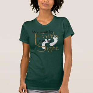 私達は信頼によって、ない視力によって歩きます Tシャツ