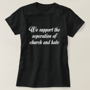 私達は教会および憎悪の分離を支えます Tシャツ