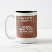 私達は東アジアのマグとの戦争に常にあったありますことが ツートーンマグカップ (左)