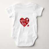 私達は私達の行方不明の部分-パズルのハート--を見つけました ベビーボディスーツ (裏面)