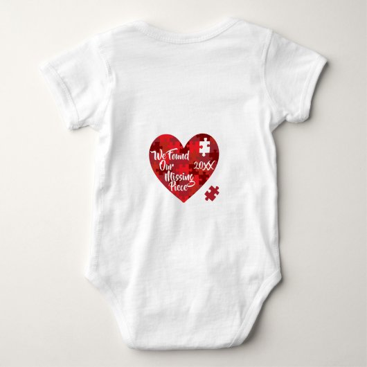 私達は私達の行方不明の部分-パズルのハート--を見つけました ベビーボディスーツ (裏面)