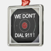 私達は電話をかけません911こつのラベルに メタルオーナメント (左)