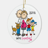 私達は2匹の男の子または犬のオーナメントが付いているカップルを期待しています セラミックオーナメント (左)