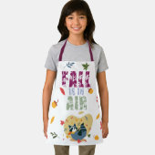 秋がアライグマをスイングして空中にある エプロン (インサイチュ)