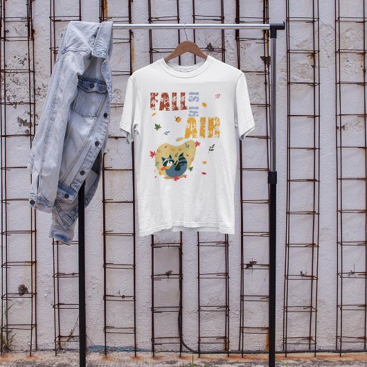 秋がアライグマをスイングして空中にある Tシャツ