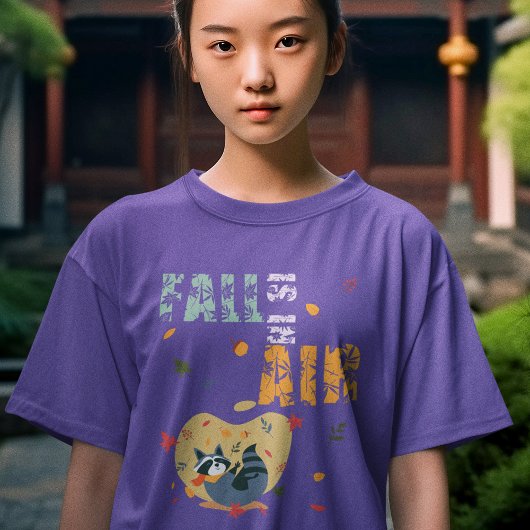 秋がアライグマをスイングして空中にある Tシャツ