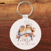 秋が空中に – かわいい鳥と紅葉 キーホルダー (正面)