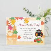 秋こけし人形 – 緑の着物の誕生日パーティー 招待状 (スタンド正面)