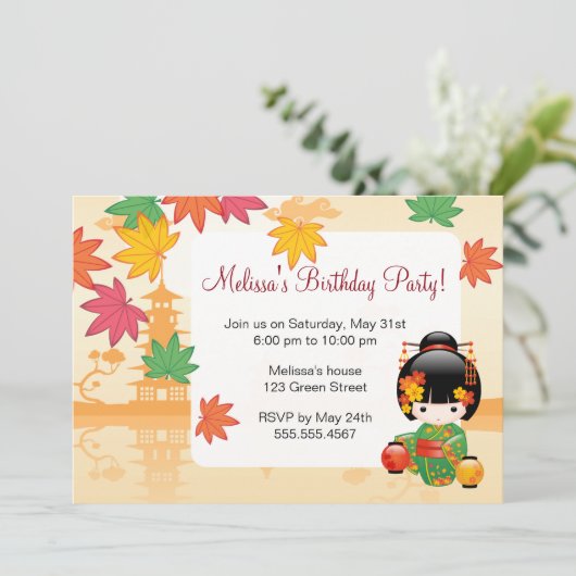 秋こけし人形 – 緑の着物の誕生日パーティー 招待状 (スタンド正面)