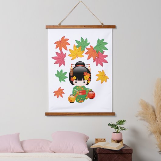秋こけし人形 – 緑の着物芸者ガール 吊り下げ型タペストリー (寝室)