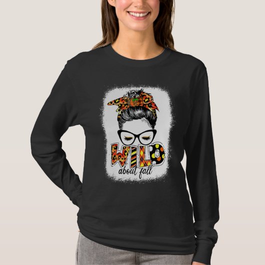 秋に夢中メッシーバンヘアの女性 秋 ブリーチ Tシャツ (正面)