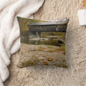 秋に川を渡るネウリー·カバード·ブリッジ クッション (ブランケット)