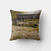 秋に川を渡るネウリー·カバード·ブリッジ クッション (裏面)