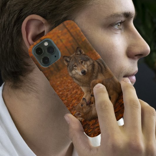 秋のオオカミ家族 森で遊ぶ子犬たち iPhoneケース
