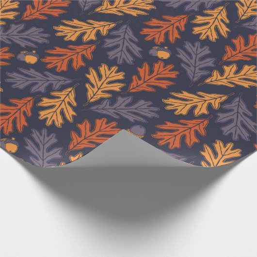 秋のオーク葉のとドングルズの模様（暗） ラッピングペーパー (角)