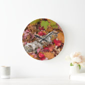 秋のカエデ葉の樺の木の樹皮を覆う森 ラージ壁時計 (ホーム)