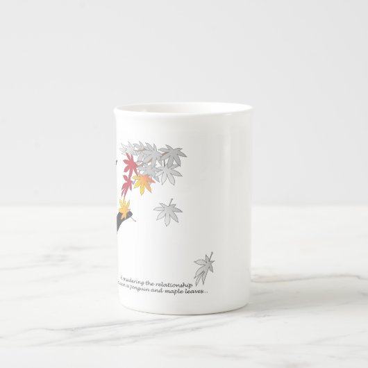 秋のカエデ葉ルペンギンとおもしろいかわいい ボーンチャイナマグカップ (正面)