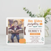 秋のカボチャとアップルサイダーの写真の誕生日パーティー 招待状 (スタンド正面)