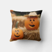 秋のカボチャの上の干し草の俵 クッション (裏面)