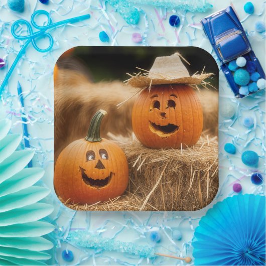 秋のカボチャの上の干し草の俵 ペーパープレート (パーティー)