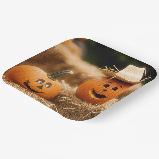 秋のカボチャの上の干し草の俵 ペーパープレート (傾斜あり)