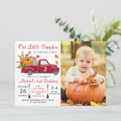 秋のカボチャの葉の赤いトラックの誕生日写真 招待状 (スタンド正面)