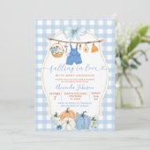 秋のカボチャの赤ちゃん服 青いチェックのベビーシャワー 招待状 (スタンド正面)