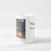 秋のカボチャ – マーサのブドウ畑 ボーンチャイナマグカップ (正面)