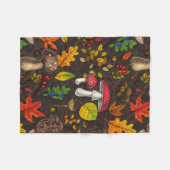 秋のキノコ葉や、木の実や果実が暗い日 フリースブランケット (正面(横))